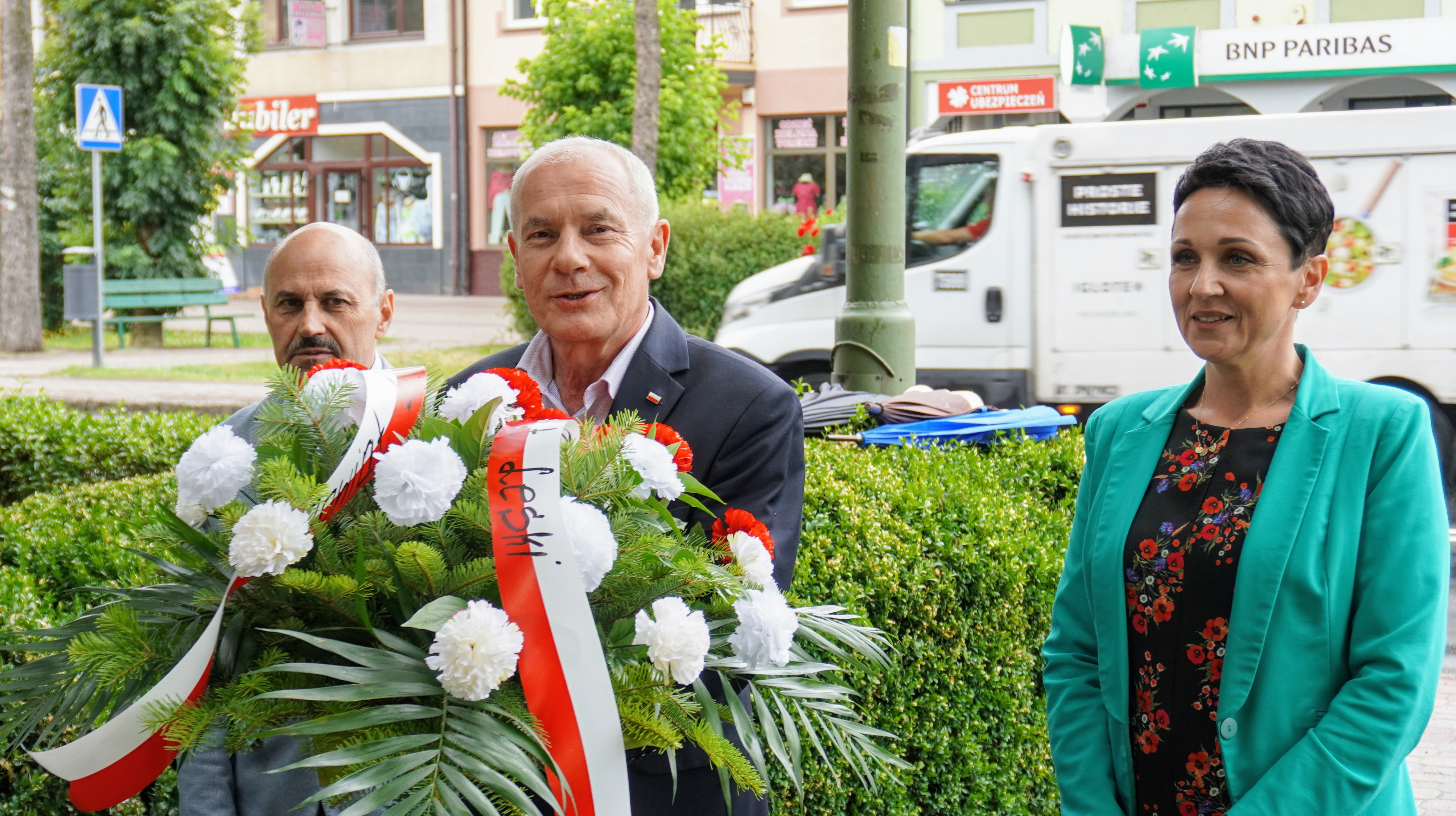 Obrazek przedstawia - od lewej: wicestarosta Leski Janusz Haftek, Starosta Leski Andrzej Olesiuk, Edyta Wojtowicz Wojdanowska podczas składania kwiatów