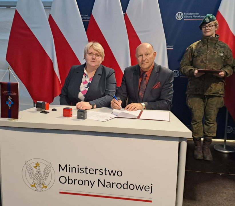 Zdjęcie przedstawia podpisanie porozumienia wicestarosty i dyrektorką szpitala w lesku  