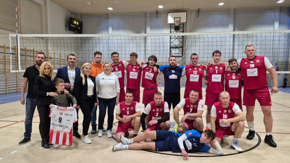 Zdjęcie drużyny siatkarskiej wraz ze starostą, maksymilianem tockim oraz jego rodzicami